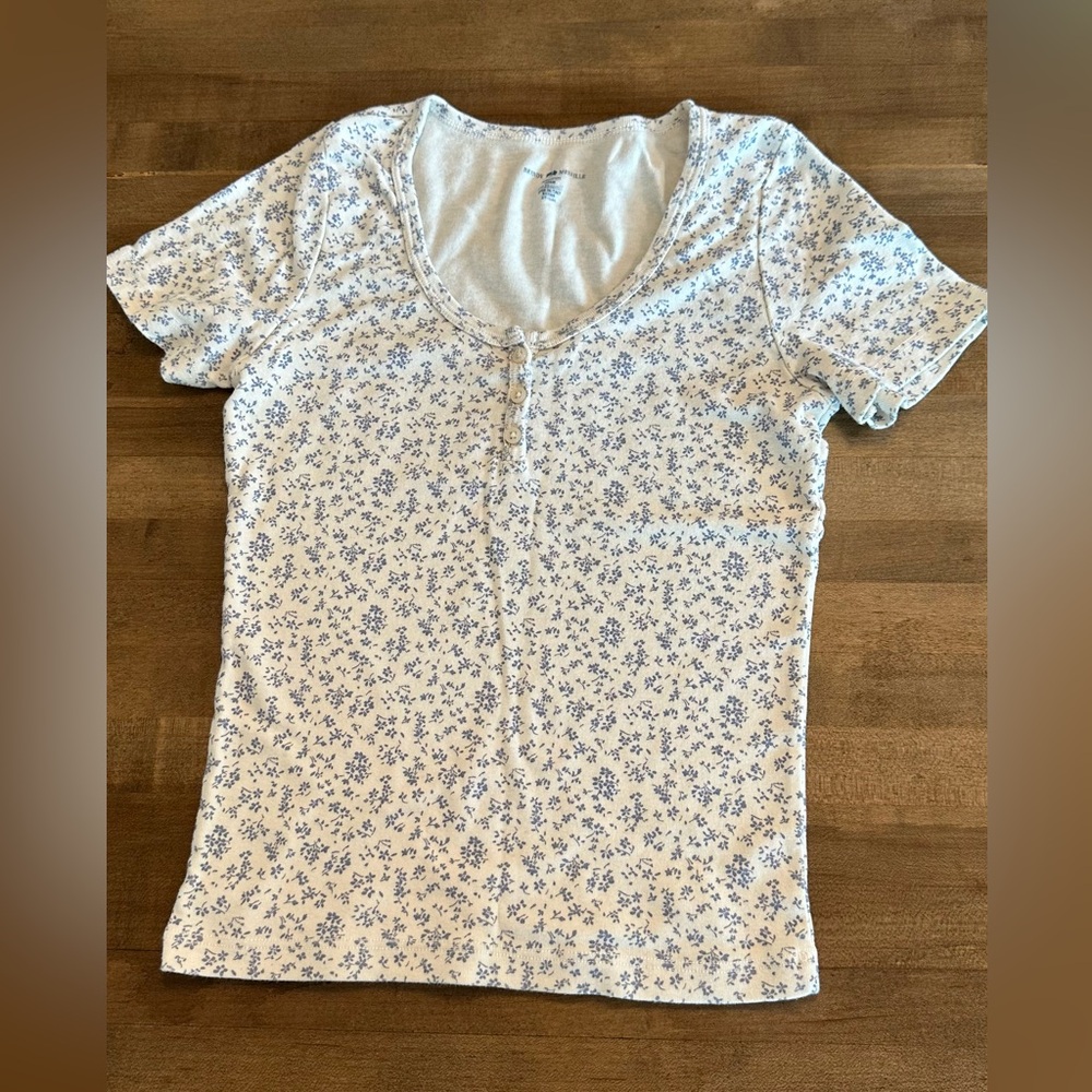 💙 Brandy Melville Cropped Floral Tee 💙